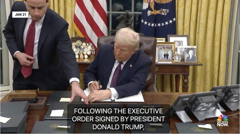 Tỷ lệ ủng hộ ông Trump sụt giảm trong ‘kỳ trăng mật’